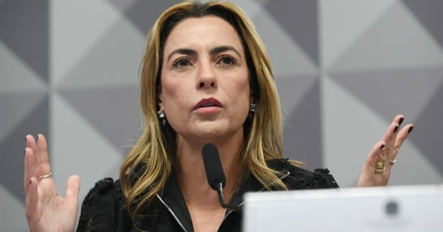Somente após o apelo dos artistas, Soraya conseguiu fazer sua pergunta sobre a música "Coração Pirata", tema da personagem de Regina Duarte na novela Rainha da Sucata, da TV Globo, em 1990.