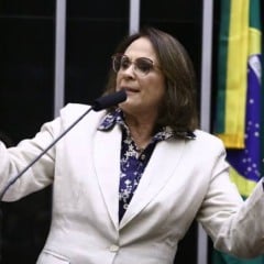 Senadora Damares Alves revela que está com câncer