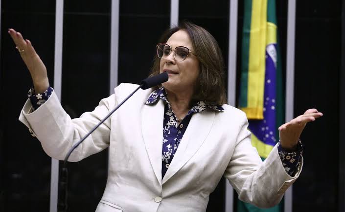 Senadora Damares Alves revela que está com câncer Senadora Damares Alves revela que está com câncer