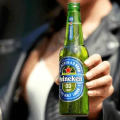 Pode beber e dirigir: ação da Heineken 0.0 oferece degustação para motoristas