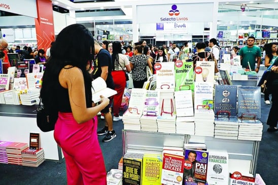Realizada no Hangar, a Feira Pan-Amazônica do Livro e das Multivozes é bastante aguardada pelo público. Ao lado, Érica Amorim e Layse Pinheiro 

 Foto: Mauro Ângelo/ Diário do Pará.