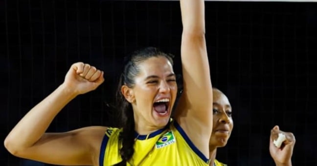 Após perder o primeiro set, seleção se impõe e vence por 3 a 1; próxima adversária será a França