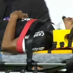 Marlon Freitas deixa campo de ambulância após choque de cabeça em jogo da Copa do Brasil