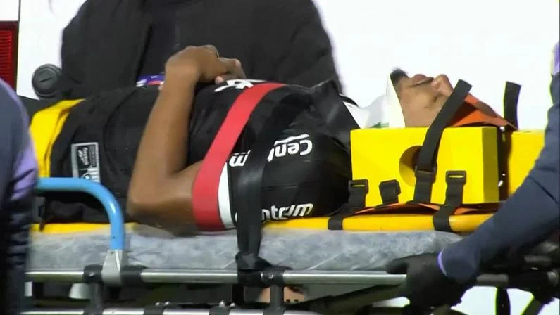 Marlon Freitas deixa campo de ambulância após choque de cabeça em jogo da Copa do Brasil Marlon Freitas deixa campo de ambulância após choque de cabeça em jogo da Copa do Brasil