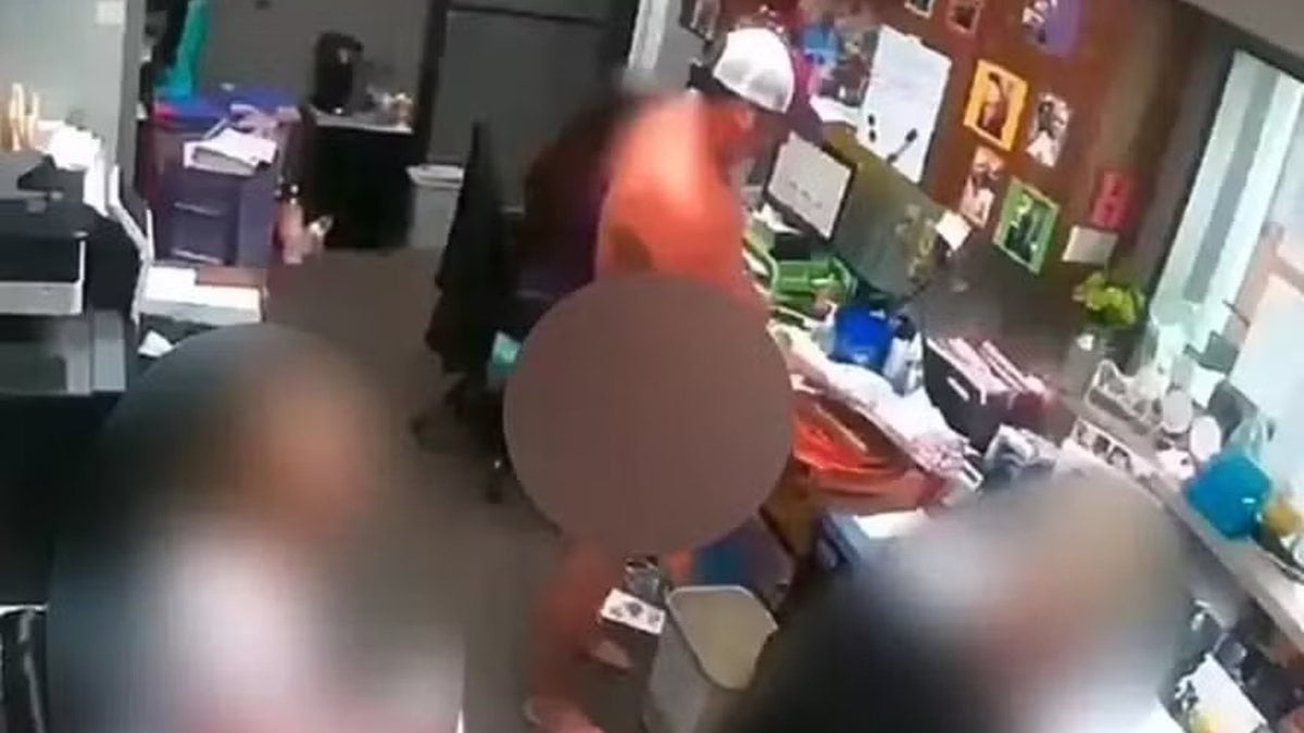 Funcionários também denunciaram que Diffine usava sua posição de poder para aliciar sexualmente colegas e pacientes
