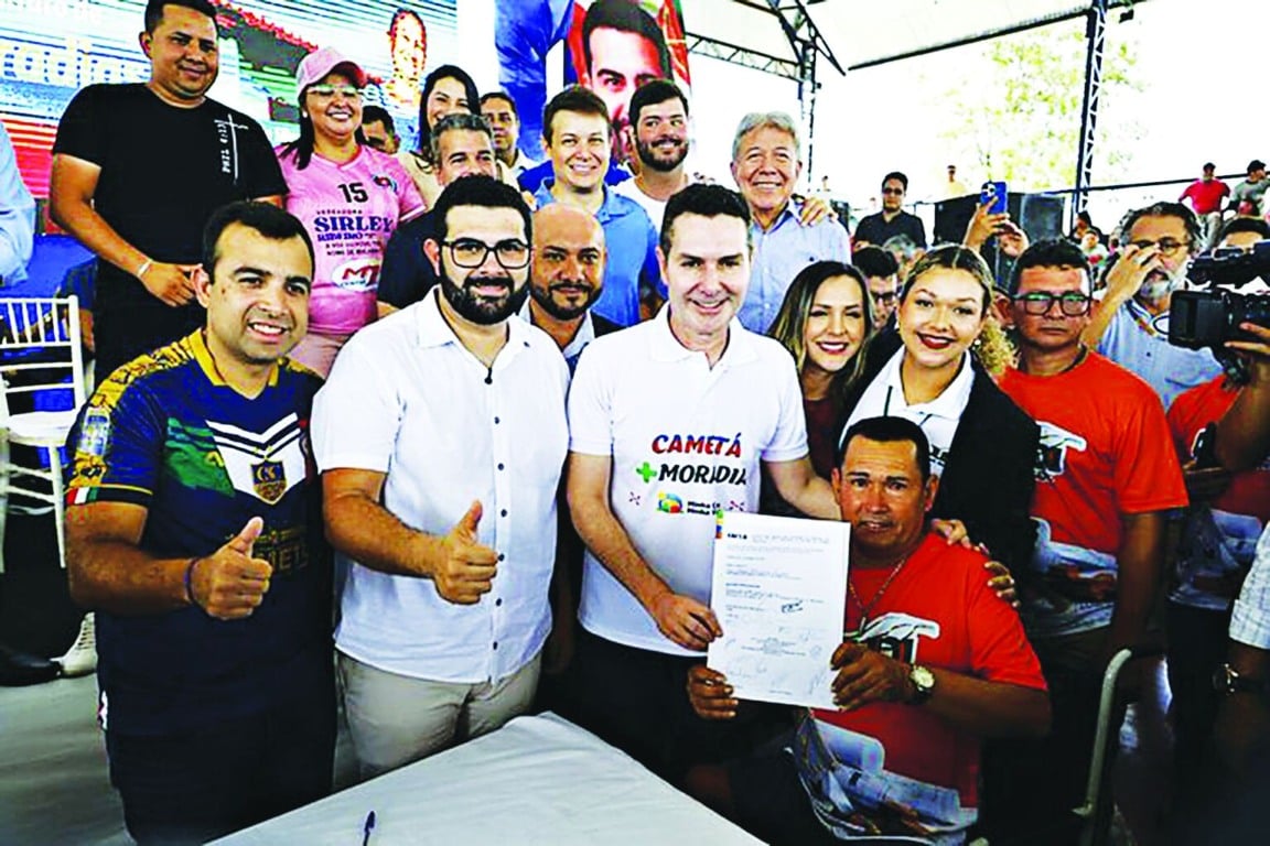Assinatura do contrato do Minha Casa, Minha Vida em Cametá (acima). Abaixo, Suelena Lobato e Aluísio Valente assinaram contrato

FOTO: Marcelo Camará/ mci