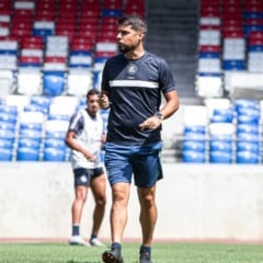 O técnico português está na corda bamba e precisa fazer o Leão vencer e convencer nesta noite - Foto: Samara Miranda/Remo