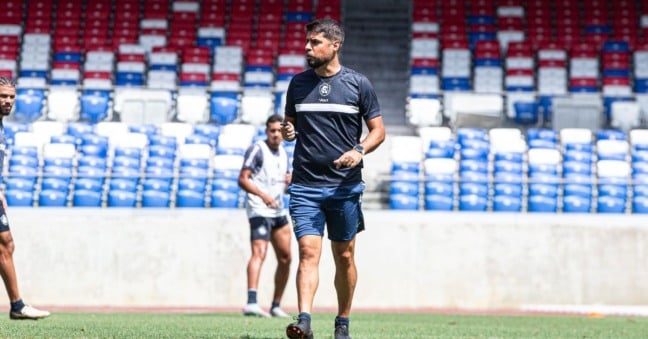 O técnico português está na corda bamba e precisa fazer o Leão vencer e convencer nesta noite - Foto: Samara Miranda/Remo