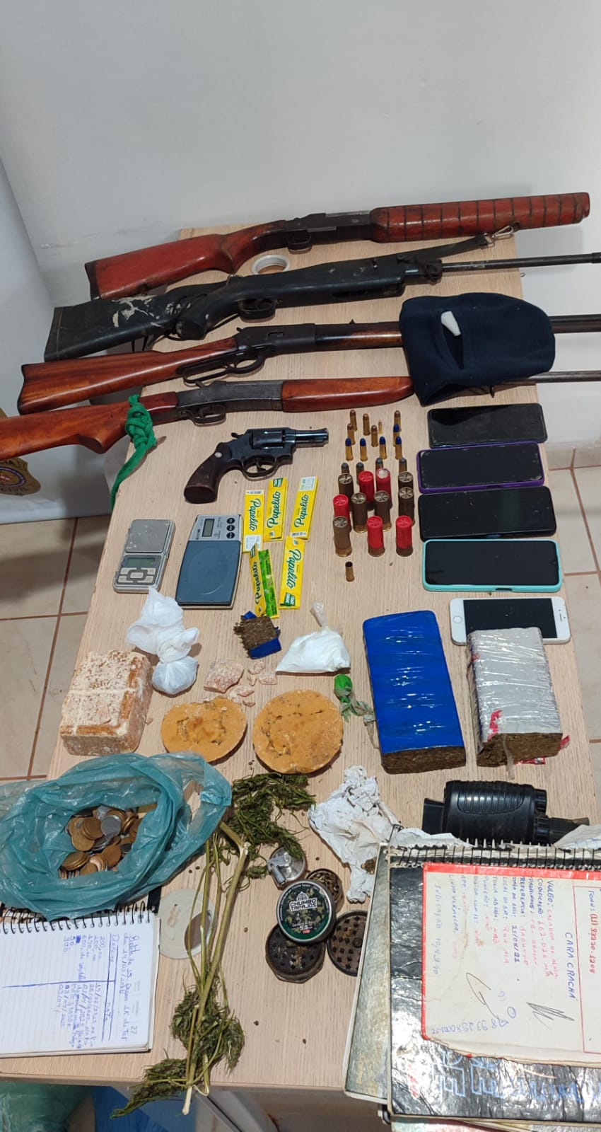 Uma operação conjunta das polícias Civil e Militar no município de Pacajá, região sudoeste do Pará, resultou na apreensão de armas de fogo, drogas e objetos de vítimas de homicídios.