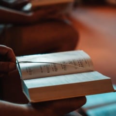 Nos momentos de dificuldade, quando a vida parece nos pressionar com desafios insuperáveis, a oração se torna um refúgio essencial.
