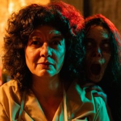 Gilda Nomacce rouba a cena como Dora - Foto: Divulgação