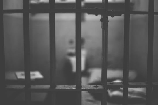 A Polícia Federal já dispõe de uma cela preparada para receber o ex-presidente Jair Bolsonaro, caso o Supremo Tribunal Federal determine sua prisão em regime fechado.