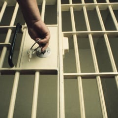 Policiais civis da Seccional Urbana da Pedreira prenderam em flagrante, nesta quarta-feira (20), um homem acusado de favorecimento à prostituição