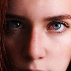 Em uma conversa cotidiana, um gesto simples pode carregar muitos significados: olhar nos olhos. Para algumas pessoas, isso acontece naturalmente.