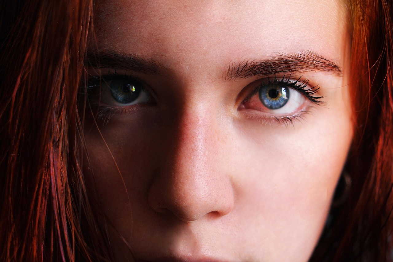 Em uma conversa cotidiana, um gesto simples pode carregar muitos significados: olhar nos olhos. Para algumas pessoas, isso acontece naturalmente.