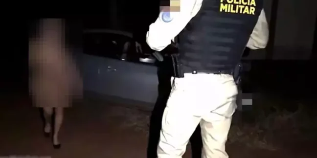 No vídeo, o PM aparece fardado e a mulher é acompanhada pelo próprio marido, que teria consentido e assistido à cena, como parte de uma prática conhecida como “cuckold”.