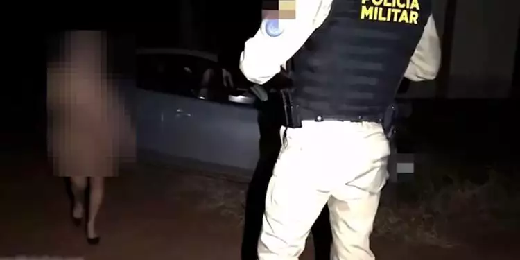No vídeo, o PM aparece fardado e a mulher é acompanhada pelo próprio marido, que teria consentido e assistido à cena, como parte de uma prática conhecida como “cuckold”.