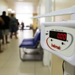 O colesterol é essencial para o bom funcionamento do organismo humano, pois compõe a estrutura de várias células e participa da produção de hormônios e ácidos biliares.