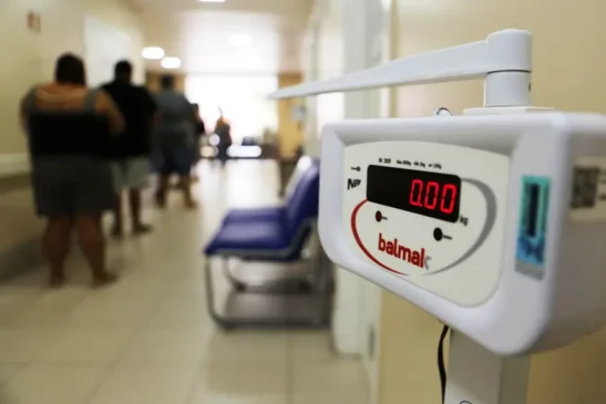 O colesterol é essencial para o bom funcionamento do organismo humano, pois compõe a estrutura de várias células e participa da produção de hormônios e ácidos biliares.