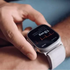 Dispositivos vestíveis são acessórios ou peças de roupa usados sobre ou próximos ao corpo que monitoram e rastreiam parâmetros de saúde e atividade física. 