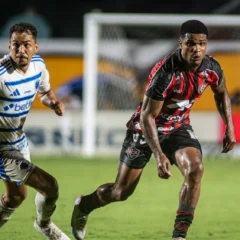 Eduardo, volante do Cruzeiro, é suspenso por quatro jogos após quebrar a perna de Jamerson, do Vitória, em lance violento no Campeonato Brasileiro.