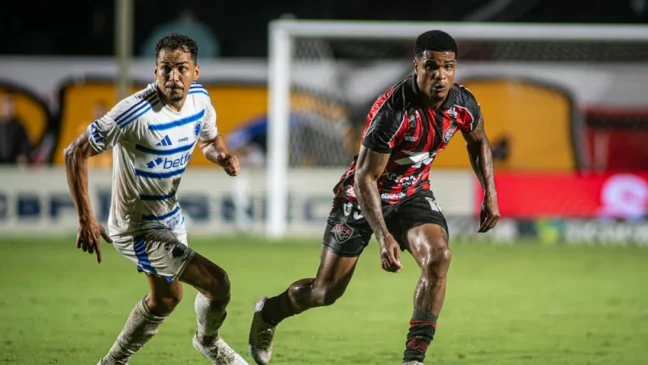 Eduardo, volante do Cruzeiro, é suspenso por quatro jogos após quebrar a perna de Jamerson, do Vitória, em lance violento no Campeonato Brasileiro.