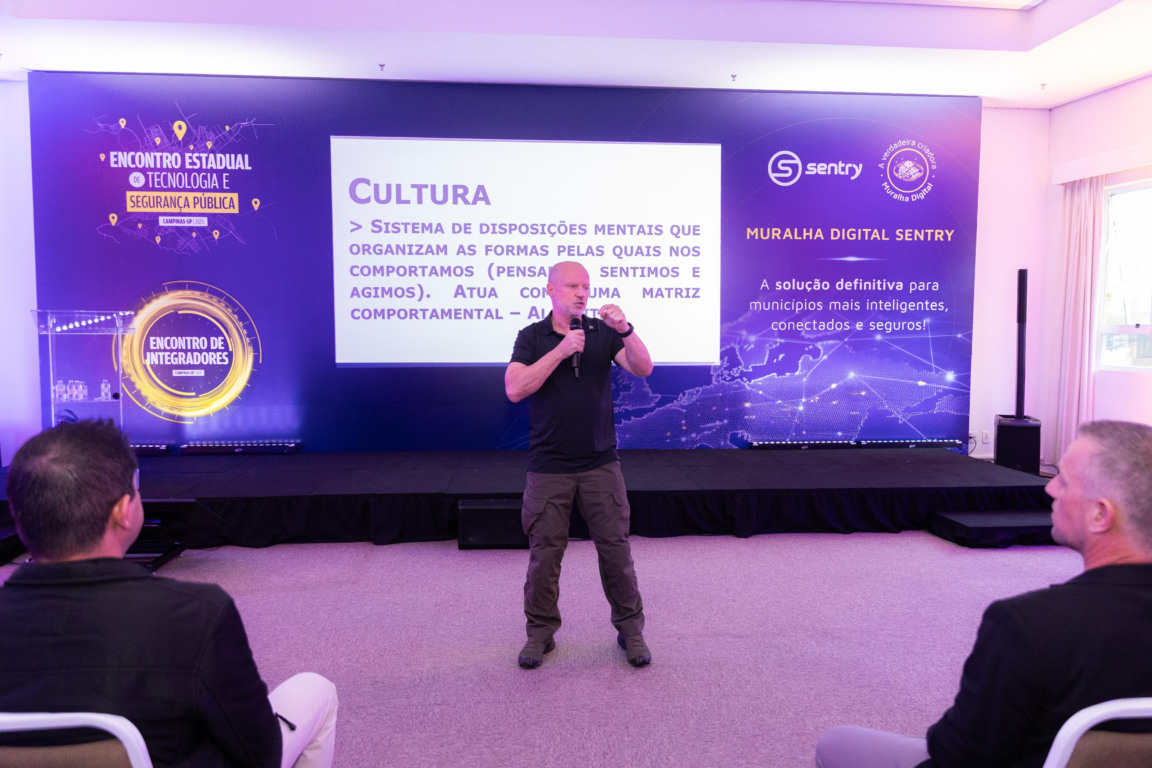 Paulo Storani durante palestra - Divulgação

