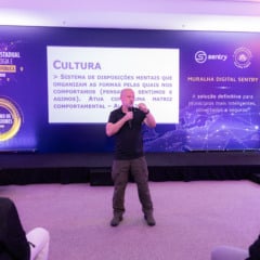 Paulo Storani durante palestra - Divulgação

