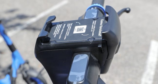 Criminosos estariam cobrindo os QR Codes originais com falsos códigos, redirecionando os pagamentos para contas particulares