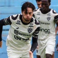 O volante é o mais advertido pelos árbitros no time bicolor - Foto: Jorge Luis Totti/PSC
