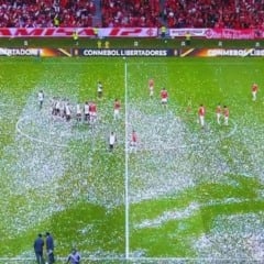 Torcida do Inter causa atraso em partida da Libertadores com papel picado