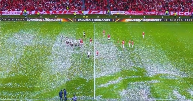 Torcida do Inter causa atraso em partida da Libertadores com papel picado