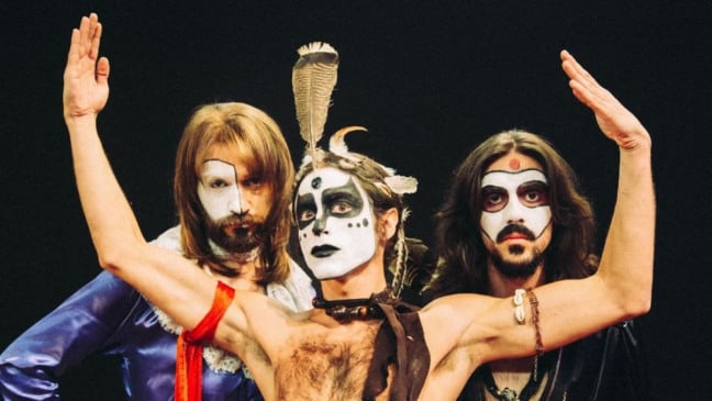 O grupo se apresentava com roupas extravagantes e maquiagens que cobriam o rosto e entrou para a história da música brasileira. 