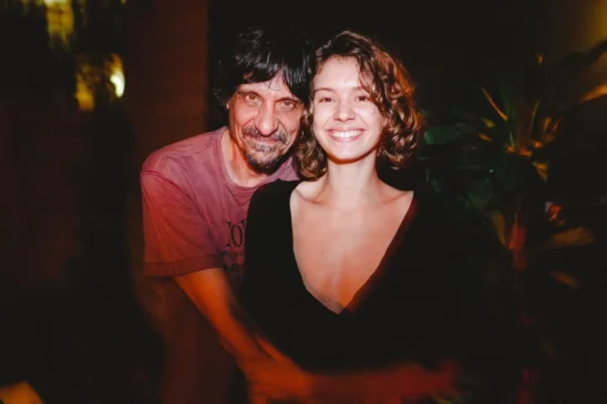 A situação também se agravou com ameaças dirigidas à filha do escritor, que passou a ser mencionada em publicações agressivas nas redes sociais, elevando o nível de tensão e de ataques pessoais.