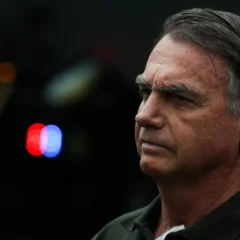 O ex-presidente Jair Bolsonaro, acompanhado de seu filho, Jair Renan, deixa hospital sob forte esquema de segurança, após passar por procedimentos. Foto: Fabio Rodrigues-Pozzebom/ Agência Brasil