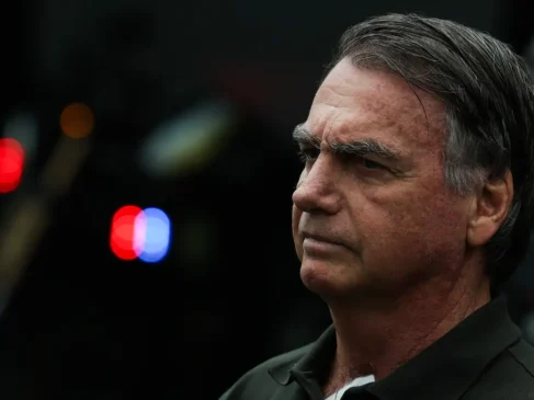 O ex-presidente Jair Bolsonaro, acompanhado de seu filho, Jair Renan, deixa hospital sob forte esquema de segurança, após passar por procedimentos. Foto: Fabio Rodrigues-Pozzebom/ Agência Brasil