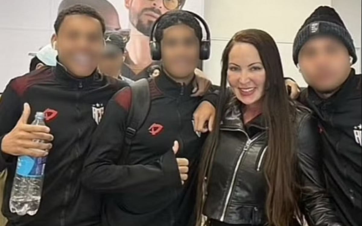 Atlético‑GO dispensa três jogadores após foto com atriz pornô. Foto: Reprodução Atlético‑GO dispensa três jogadores após foto com atriz pornô. Foto: Reprodução