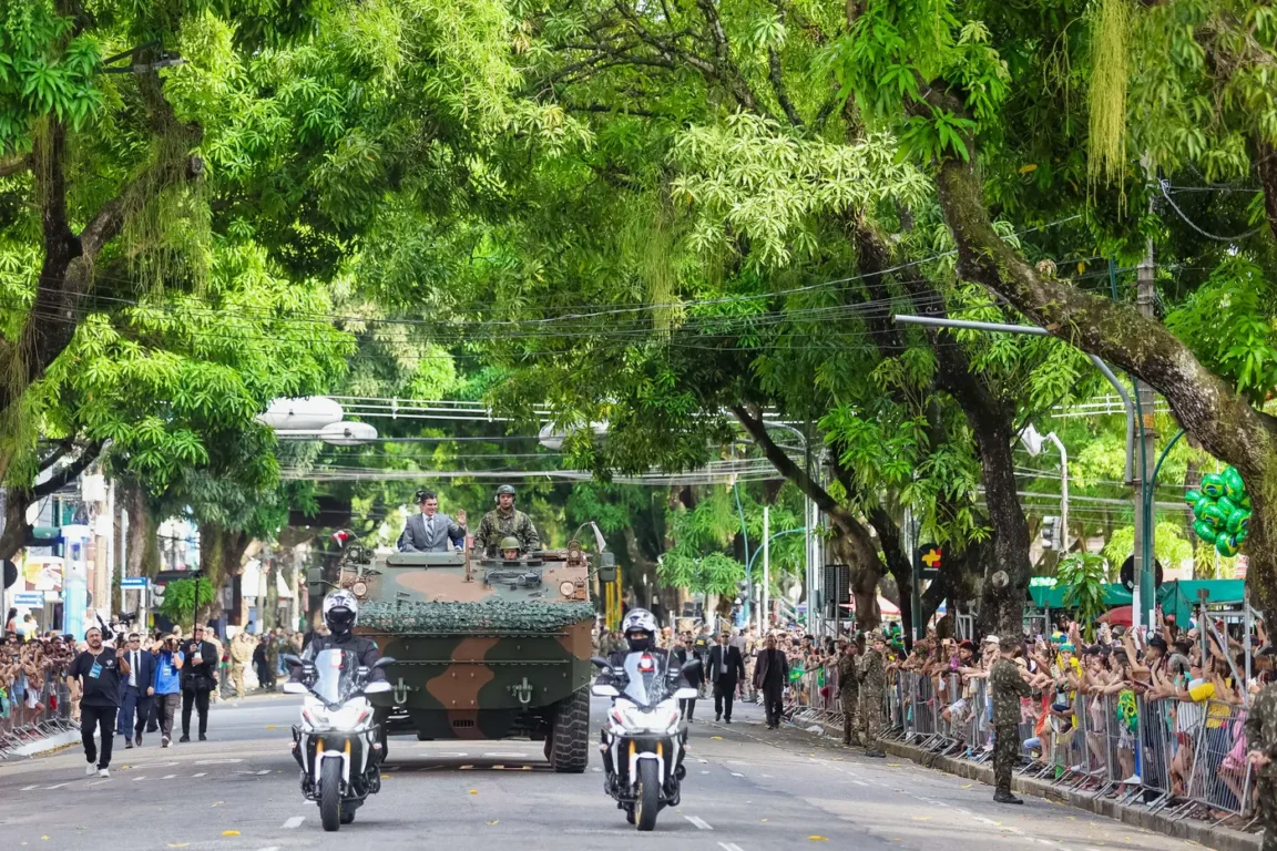 O evento foi coordenado pelo Governo do Pará, em parceria com o Exército Brasileiro, e reuniu autoridades civis e militares, entre elas o governador Helder Barbalho e a vice-governadora Hana Ghassan.