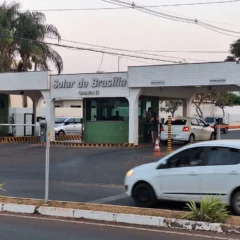 Fachada do condomínio Solar de Brasília, onde mora e cumpre prisão domiciliar o ex-presidente Jair Bolsonaro. Foto: Fabio Rodrigues-Pozzebom/ Agência Brasil Foto: Bruno Peres/Agência Brasil