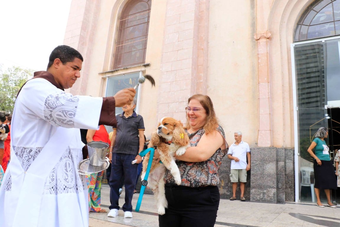 A benção e o desfile de animais domésticos marcaram o ponto alto da Festividade de São Francisco de Assis, neste domingo (28).