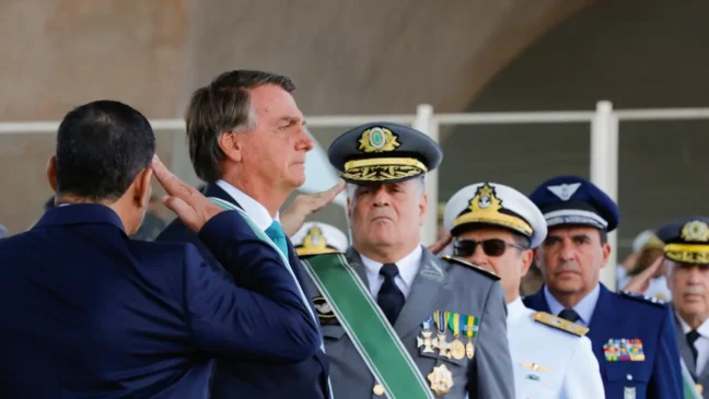 Jair Bolsonaro e os chefes militares. Foto: Isac Nóbrega/PR
