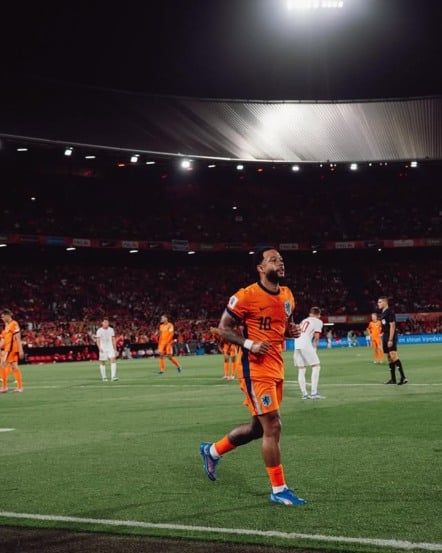 Memphis Depay se torna o maior artilheiro da história da Holanda com 52 gols. Descubra sua trajetória e impacto na seleção.