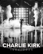 O funeral do ativista conservador Charlie Kirk, morto em Utah, reuniu mais de 100 mil pessoas, neste domingo (21), no estádio State Farm, em Glendale, na região metropolitana de Phoenix, Arizona (EUA).