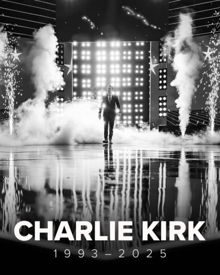 O funeral do ativista conservador Charlie Kirk, morto em Utah, reuniu mais de 100 mil pessoas, neste domingo (21), no estádio State Farm, em Glendale, na região metropolitana de Phoenix, Arizona (EUA).