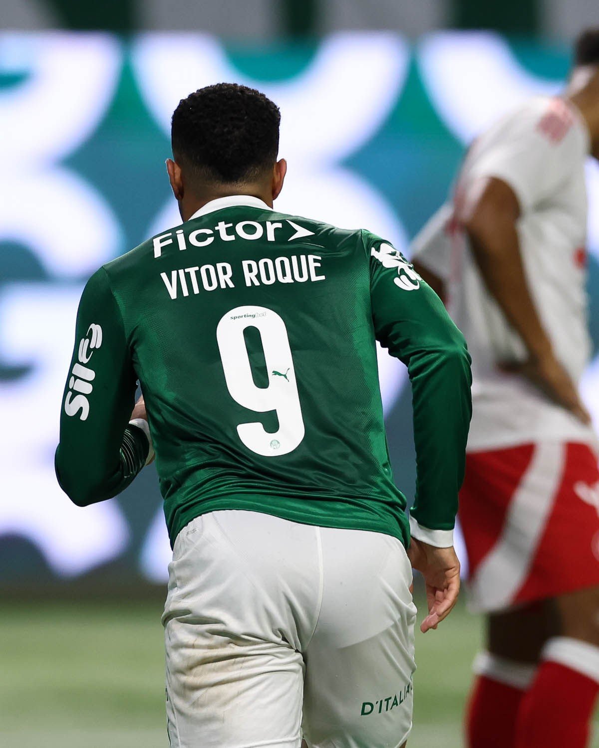 O Palmeiras atropelou o Inter, venceu a partida por 4 a 1, na noite deste sábado (13), no Allianz Parque, pela 23ª rodada do Brasileirão
