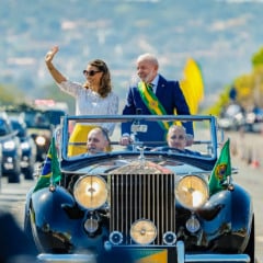 Lula e a primeira-dama Janja da Silva chegaram à Esplanada em carro aberto, o Rolls-Royce presidencial tradicionalmente usado em cerimônias oficiais, após passar em revista as tropas próximo ao Palácio do Planalto.