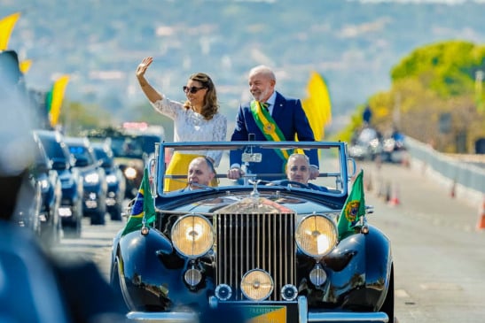 Lula e a primeira-dama Janja da Silva chegaram à Esplanada em carro aberto, o Rolls-Royce presidencial tradicionalmente usado em cerimônias oficiais, após passar em revista as tropas próximo ao Palácio do Planalto.