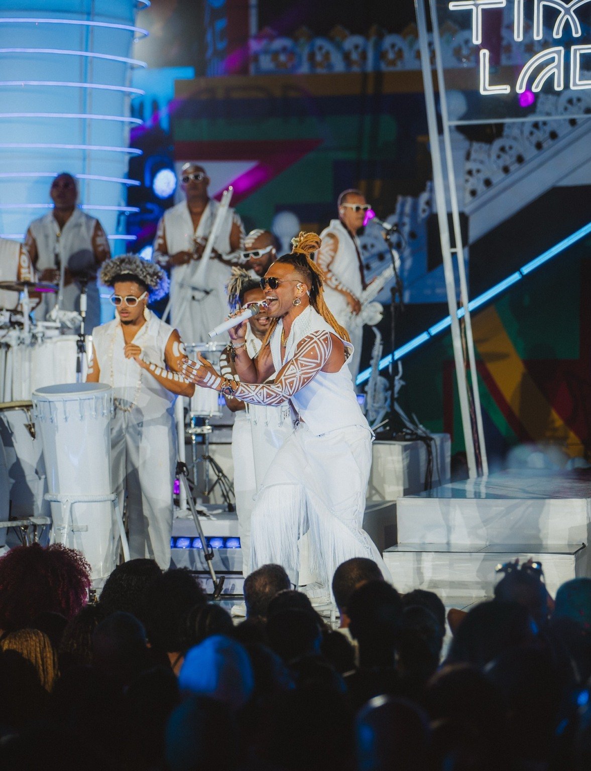 Racha na Timbalada? Buja surge sozinho e Denny não aparece em show na Globo