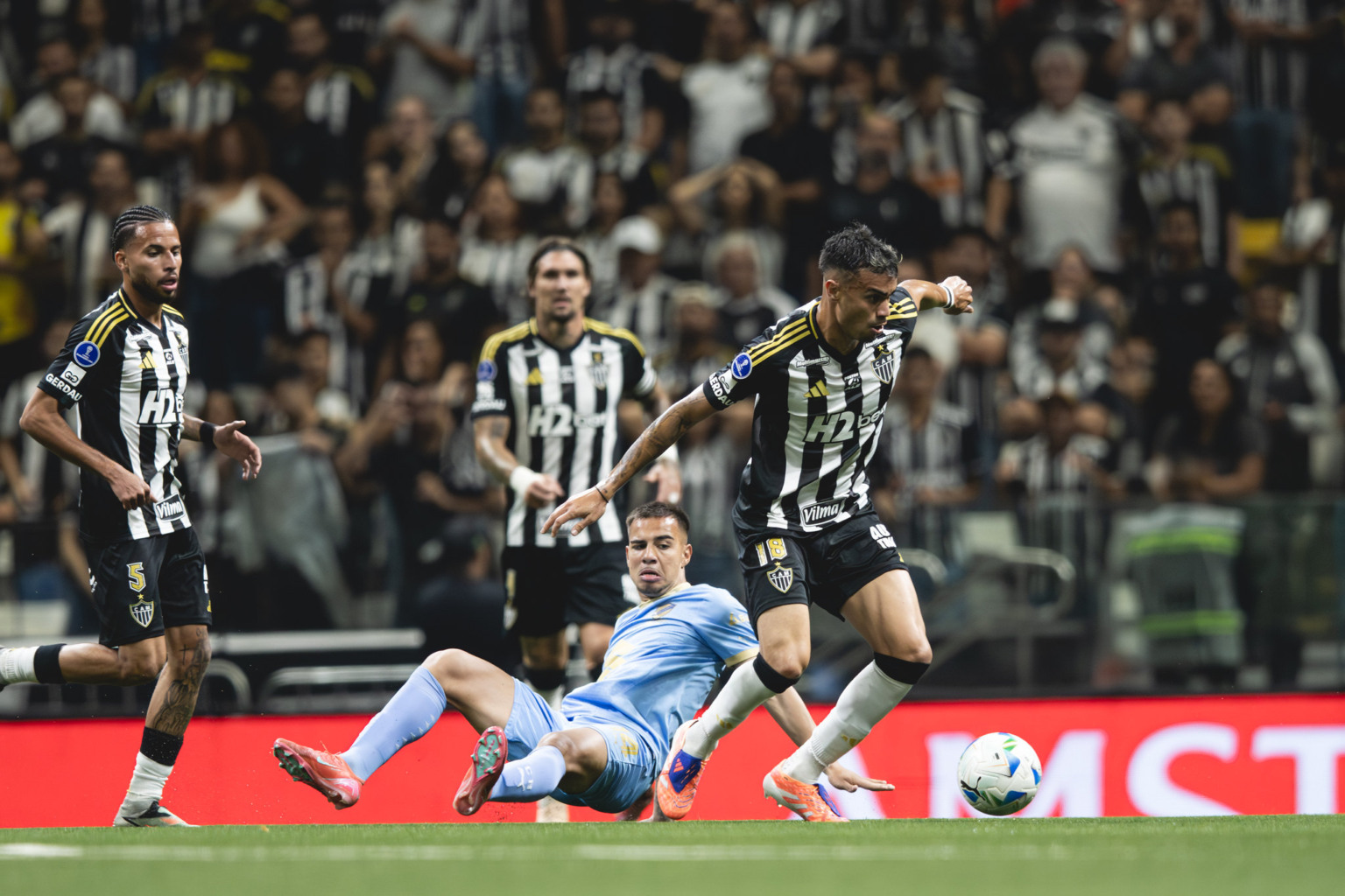 Galo vence Bolívar nos acréscimos e vai à semifinal da Sul-Americana