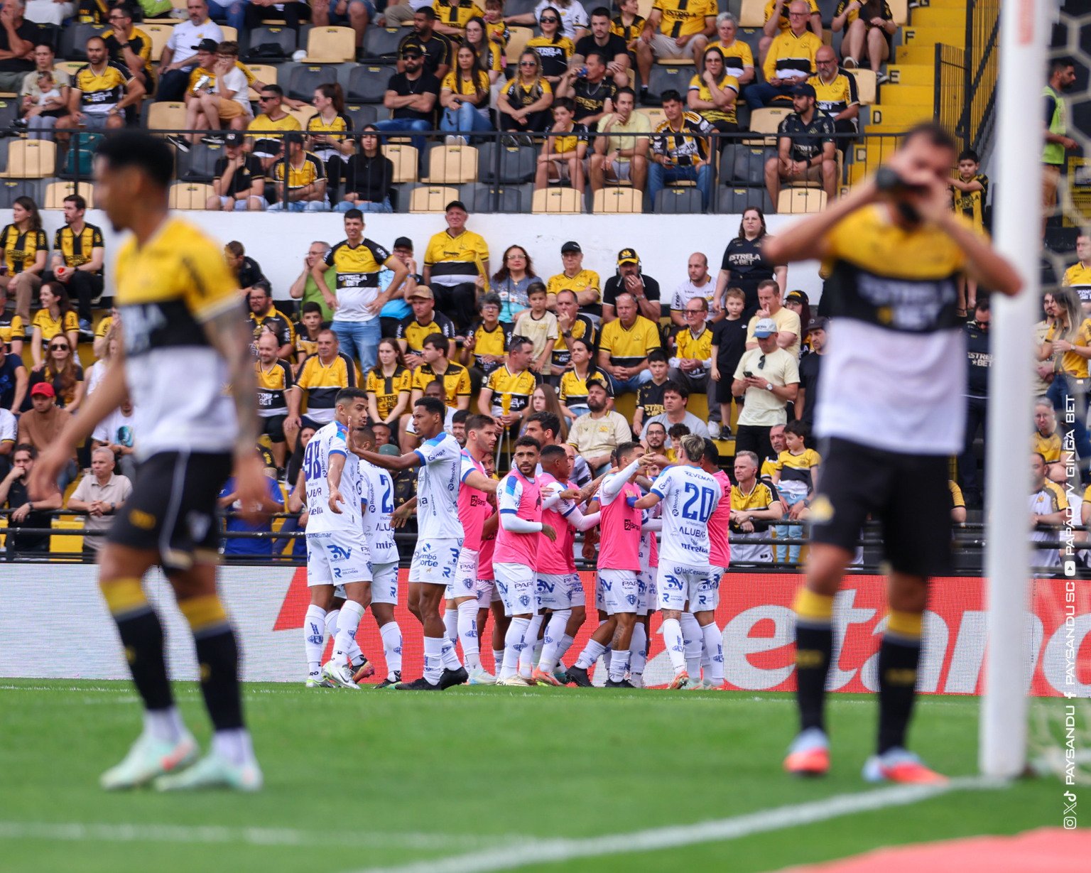 Papão faz 4 no líder Criciúma e manda recado: "Ainda estamos vivos!"